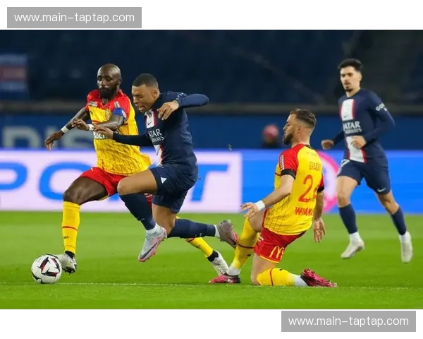 尼斯防守稳健二月仅失一球 五后卫体系成法甲赛场独特风景